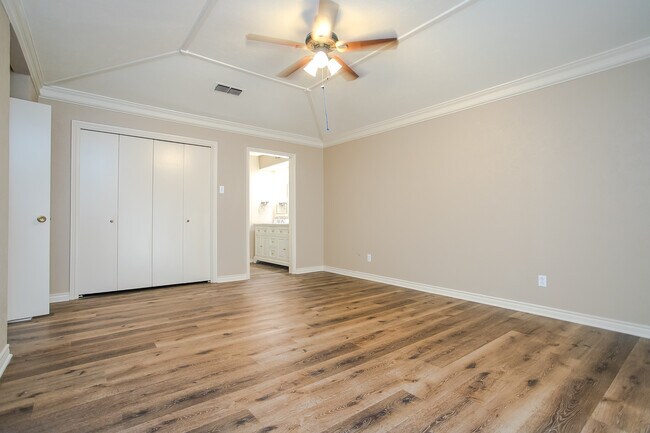 Building Photo - 10660 Pagewood Dr