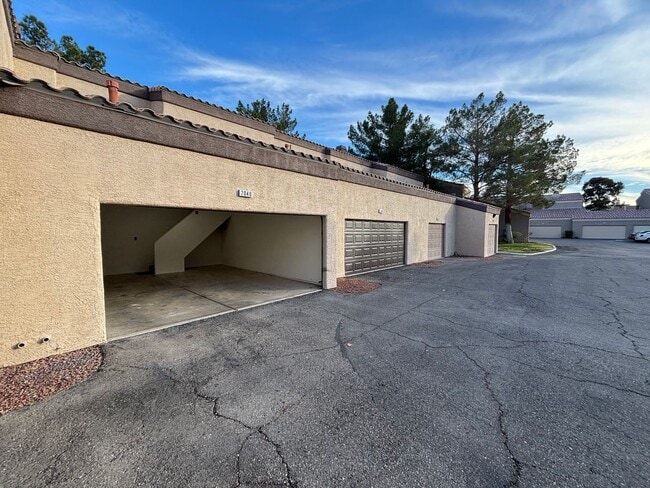 Building Photo - Gorgeous 2Bed/2Bath/2Car, 2nd-Story Condo located in the West part of the valley- Make the Move f...