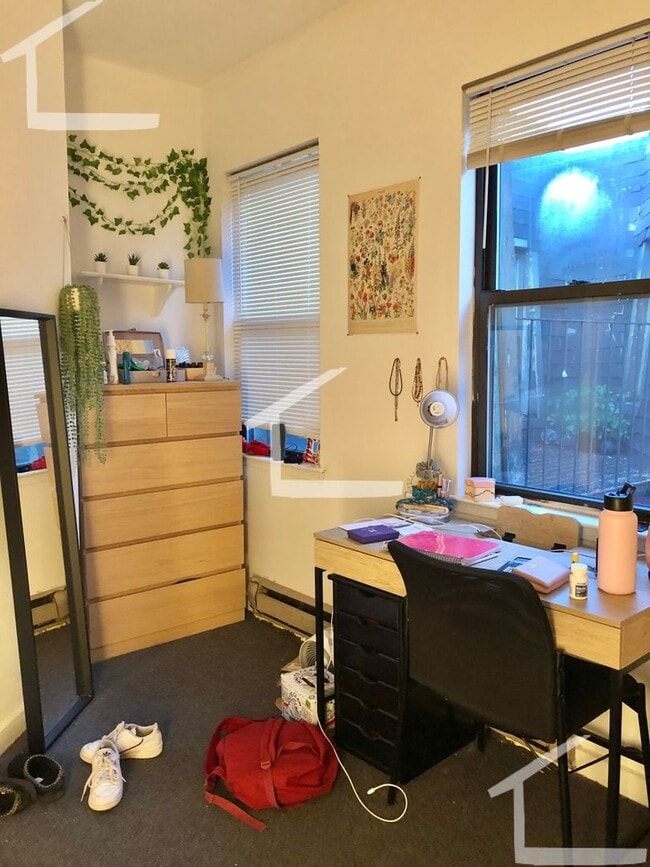 Building Photo - No Brokers Fee, Large 3 Bedroom in South End, Eat-in Kitchen, Dishwasher, Laundry on a Site