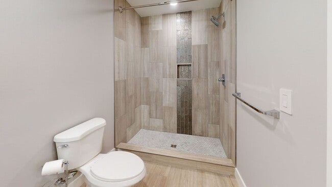 Building Photo - 6BR/6BA Unit with Private Bathrooms | Part...
