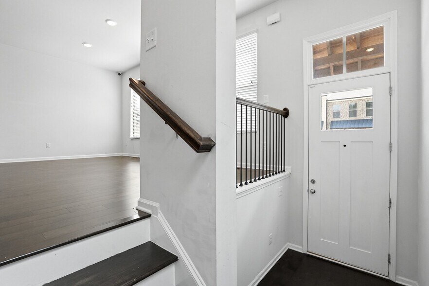 Building Photo - 2376 Tarben Dr