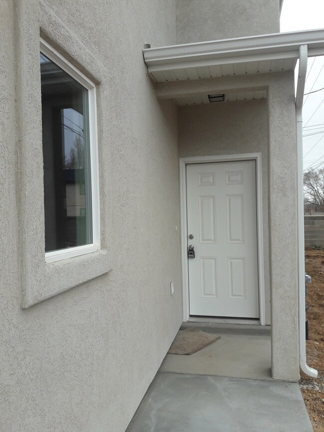 Building Photo - Move-In Discount --3 bed 2.5 bath - Newer townhome in the heart of Cedar City
