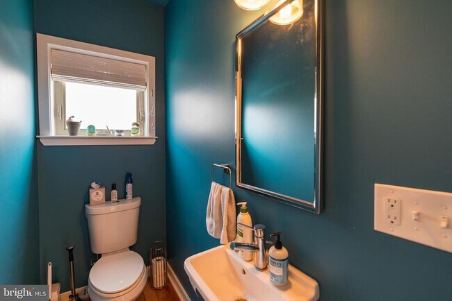 Building Photo - 2029 E Huntingdon St