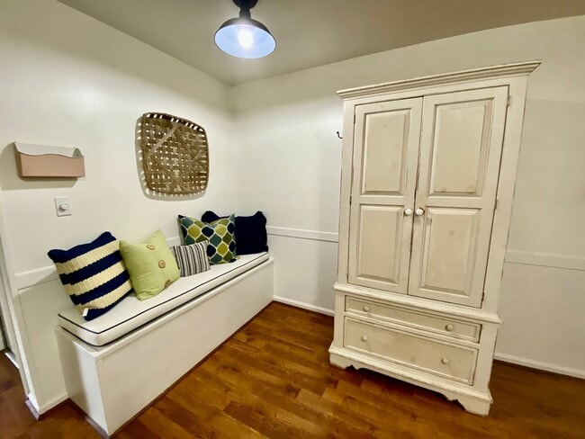 Building Photo - Charming Ranch-Style Home With Garage Avai...