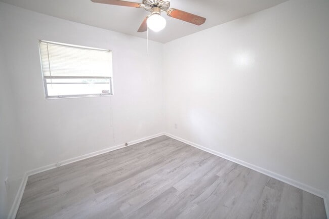 Building Photo - 3 Bed / 2 Bath Brick Home With Yard In Town