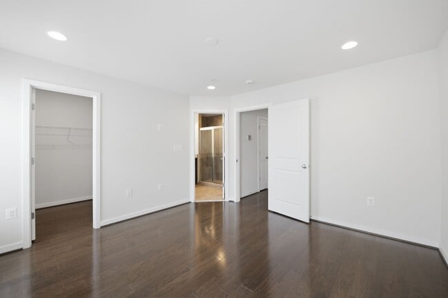 Building Photo - 2413 Glenallan Ave