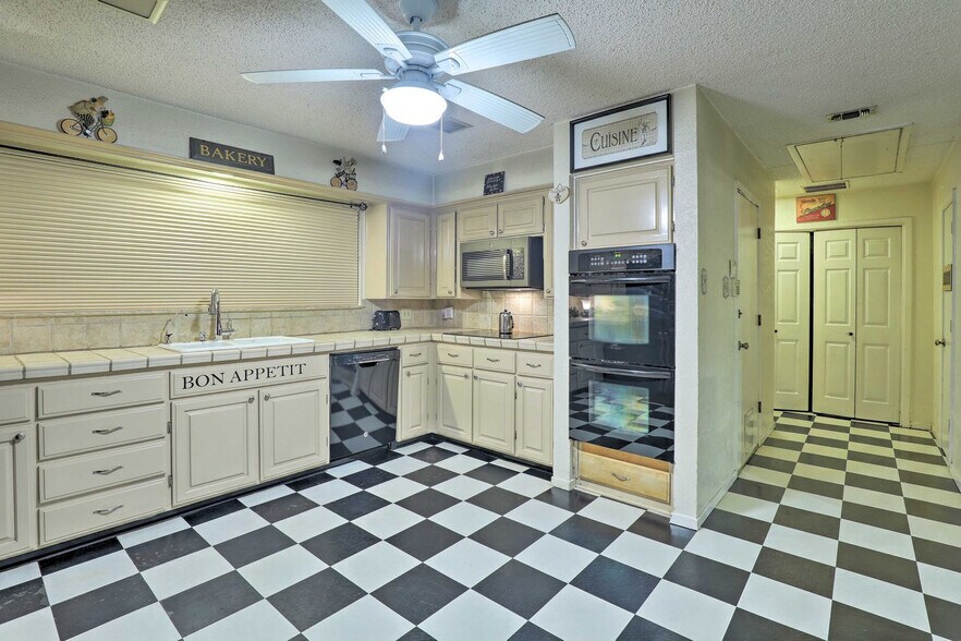 Building Photo - 2109 Woodside Dr