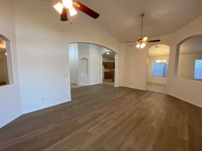 Building Photo - Enjoy Golf Course Living: Refreshed 4-Bedr...