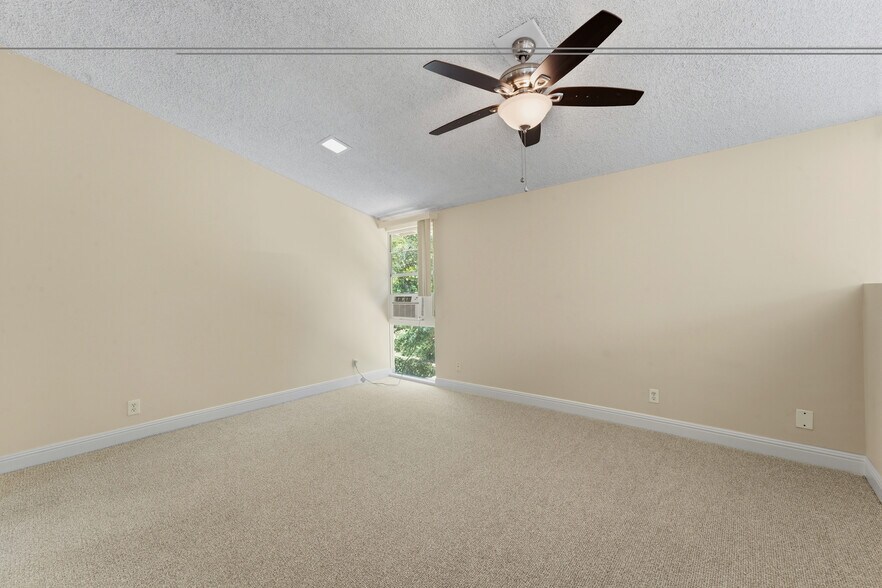 Building Photo - 4120 Del Mar Ave
