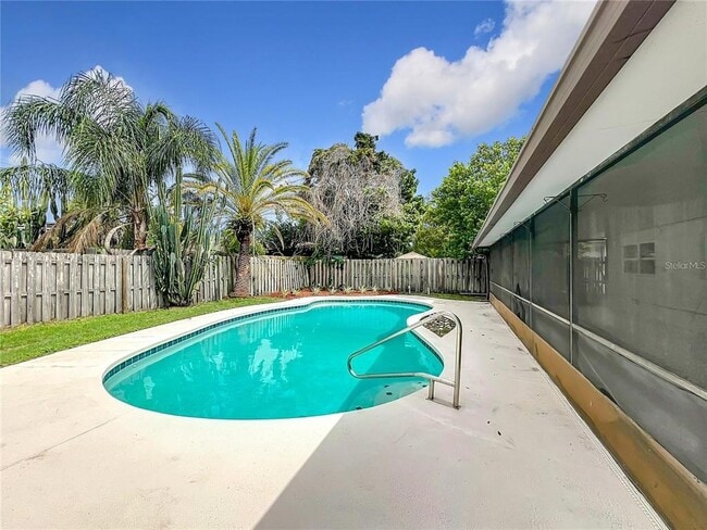 Building Photo - 8676 Hillside Dr