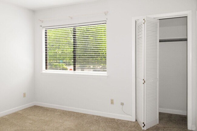 Building Photo - 124 Blithe Ct
