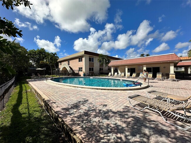 Building Photo - 12 NE 19th Ct