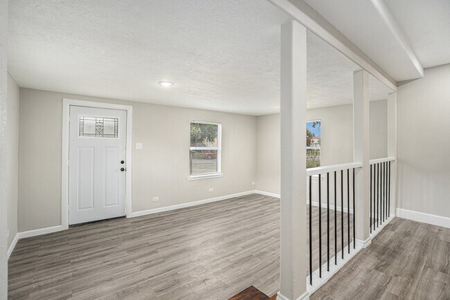 Building Photo - 812 7th Ave N