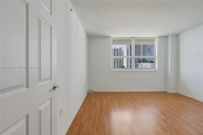 Building Photo - 1155 Brickell Bay Dr