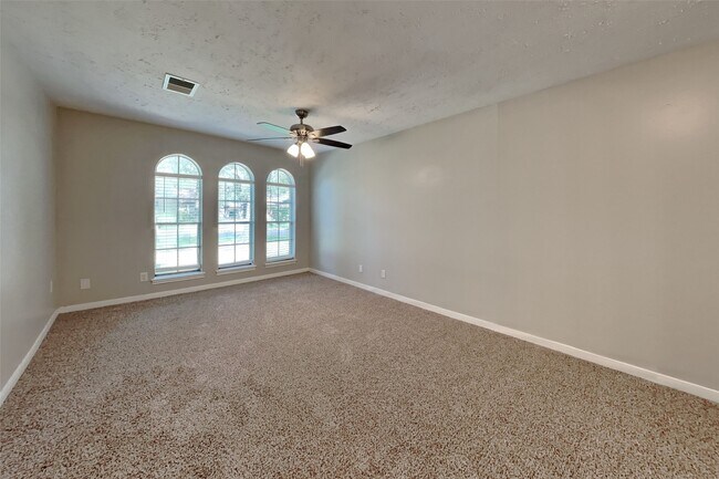 Building Photo - 3238 Three Pines Dr
