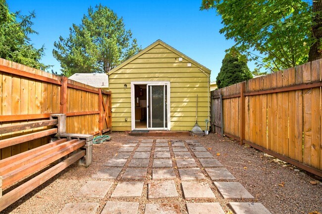 Building Photo - Quiet studio for rent
