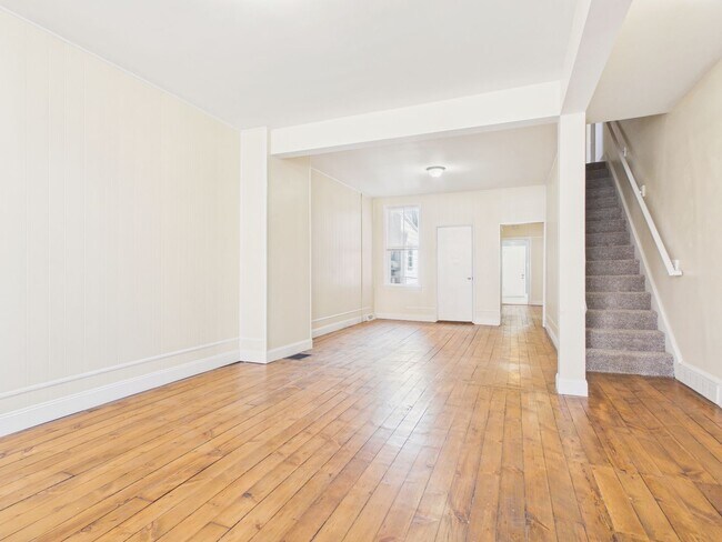 Building Photo - Large 4 Bedroom Single Family on Reily St.