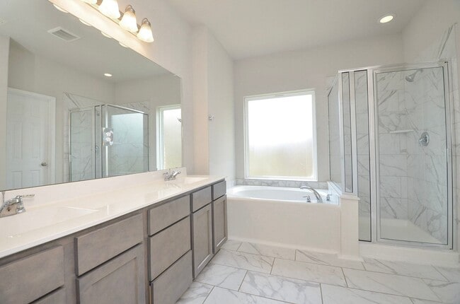Building Photo - 5443 Grand View Dr