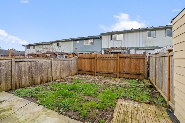 Building Photo - Cute 3 bed 2 bath town home