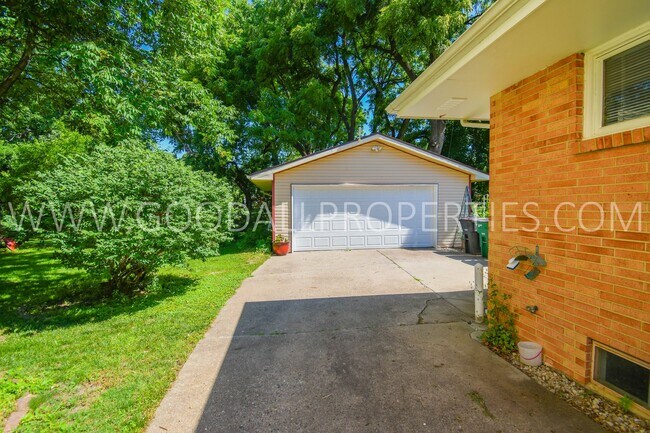 Building Photo - 2 Bedroom 1 Bath duplex home in Windsor He...