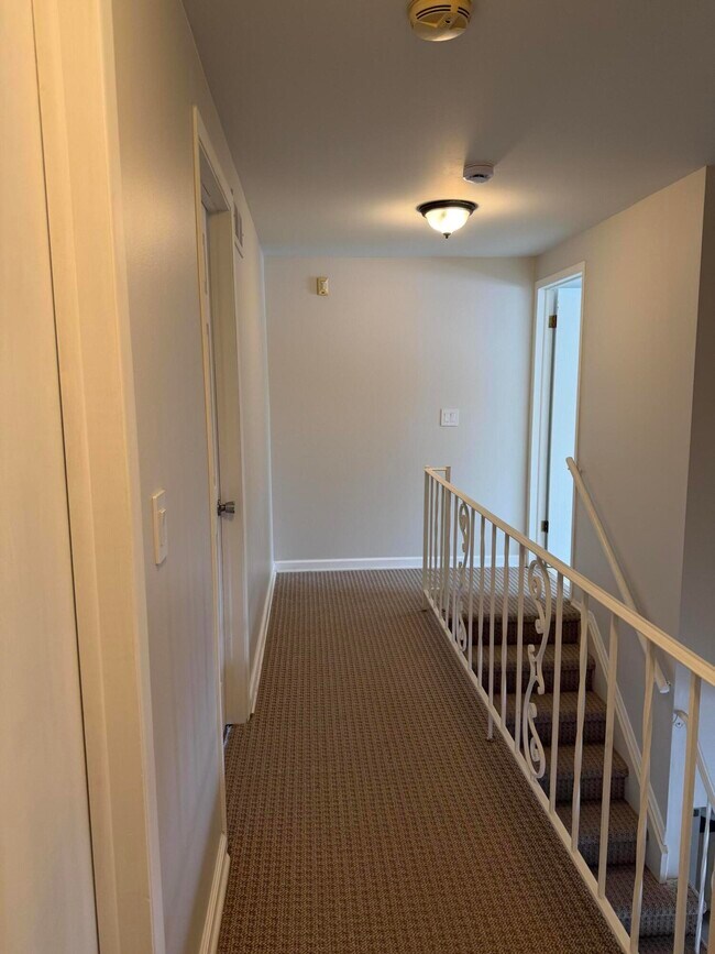 Building Photo - 3550 Kings Point Dr