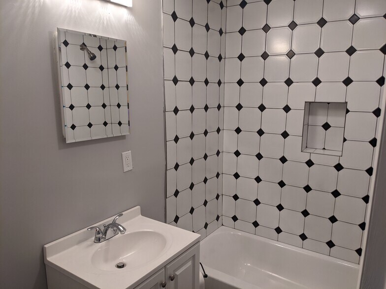 Front bathroom - 20 Portland St
