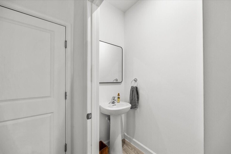 Building Photo - 14042 SW Thorens Dr