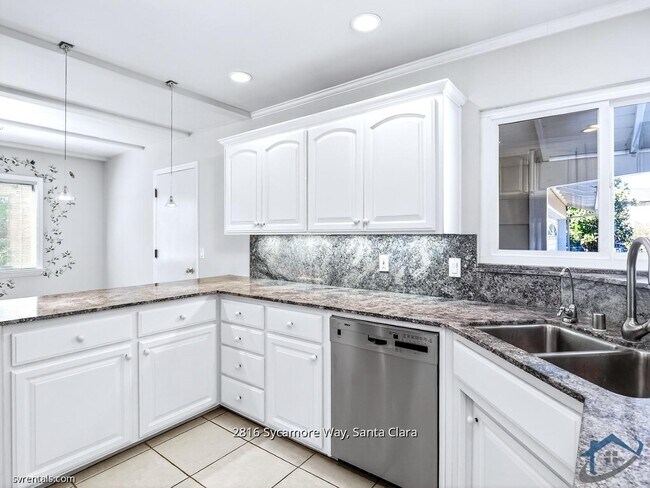 Building Photo - 2816 Sycamore Way