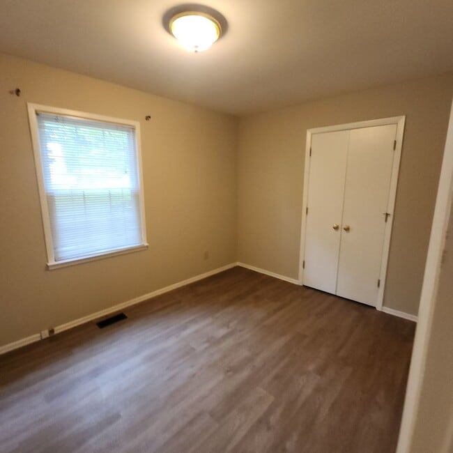 Building Photo - 3 Bedroom, 1.5 Bath Rancher in Established...