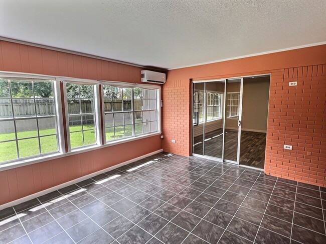 Building Photo - Spacious 3/2 Living in the Heart of Ocean Springs