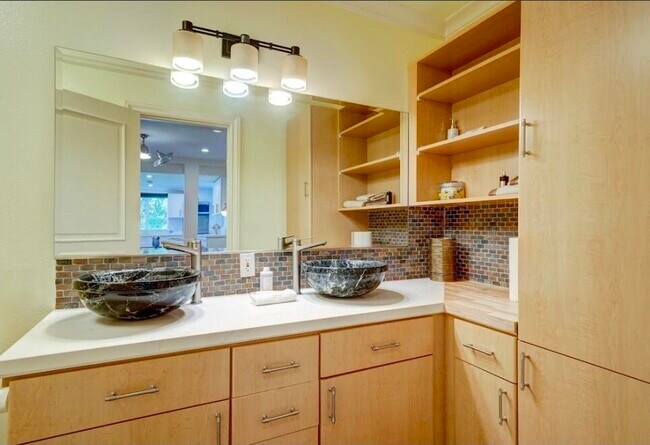 Building Photo - 1377 Knoll Rd