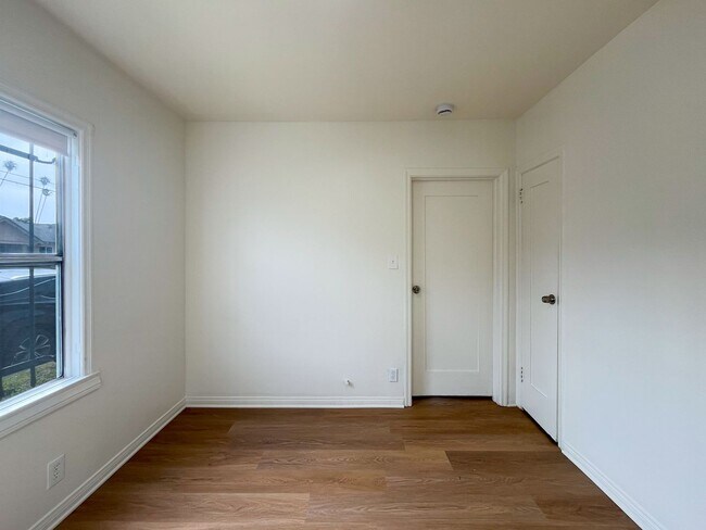 Building Photo - Spacious 1Bedroom  in LA - $1,750.00