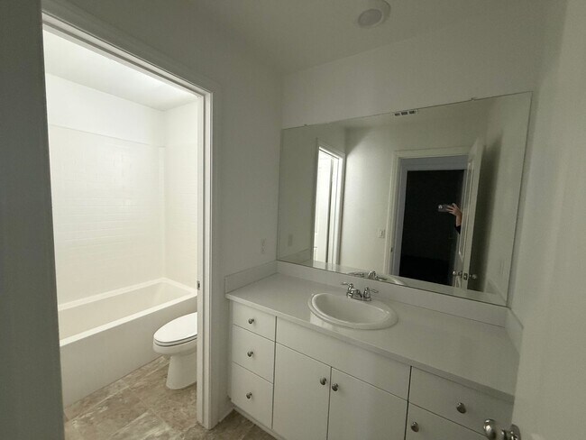 Building Photo - Beautiful Three Bedroom Two and a Half Bathroom Home in Murrieta!