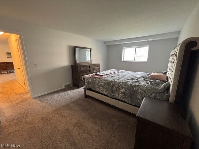 Building Photo - 2112 Acacia Park Dr