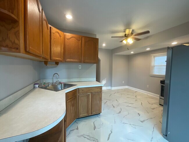 Building Photo - 1605 Parker Rd