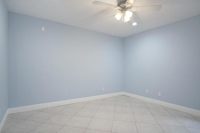 Building Photo - 1232 SW Knollwood Dr