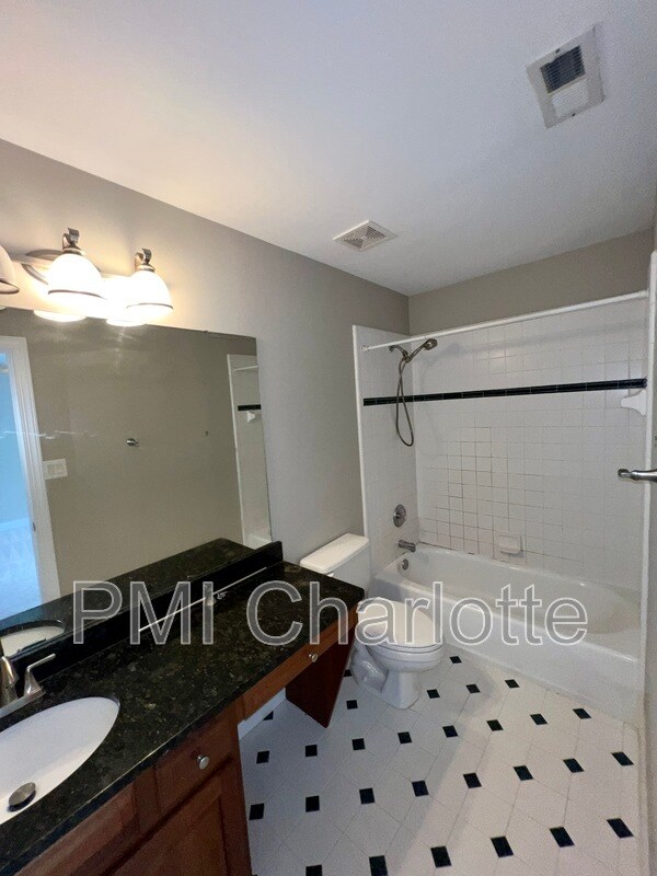 Building Photo - 4432 Shannamara Dr