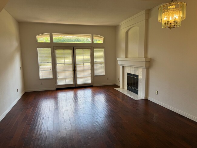 Building Photo - Beautiful 2 Bed, 2.5 Bath Two-Story Townho...