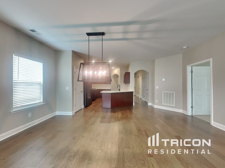 Building Photo - 1013 Wickshire Dr