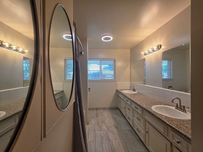 Building Photo - Single story home close to freeway access!