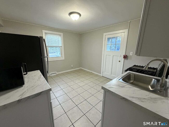 Building Photo - 27 New Hampshire Dr