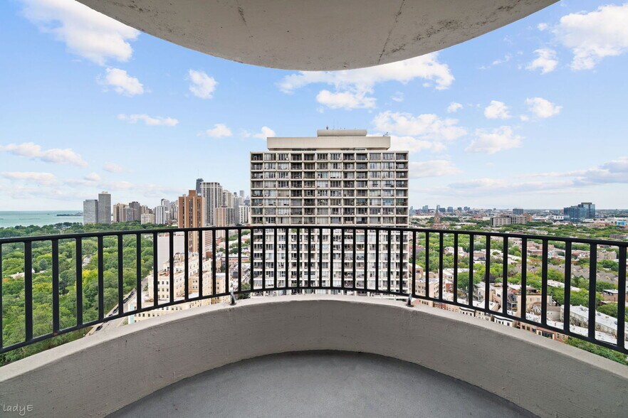 Building Photo - 2020 N Lincoln Park W