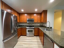 Building Photo - 423 7th St