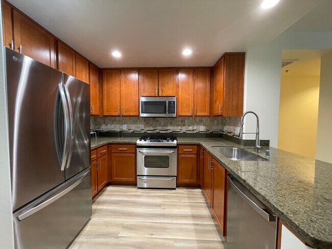 Building Photo - 423 7th St