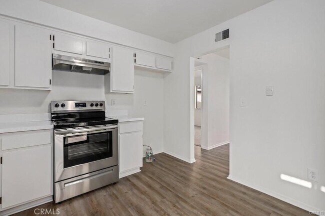 Building Photo - 442 N Vía Porto