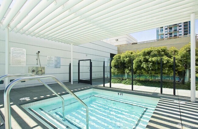 Building Photo - 425 1st St