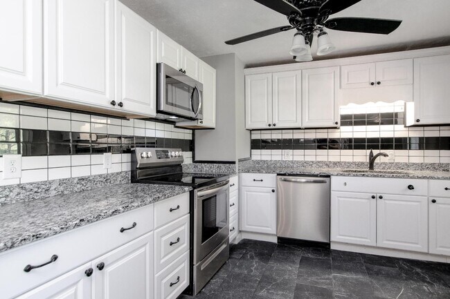 Building Photo - 690 North Dr