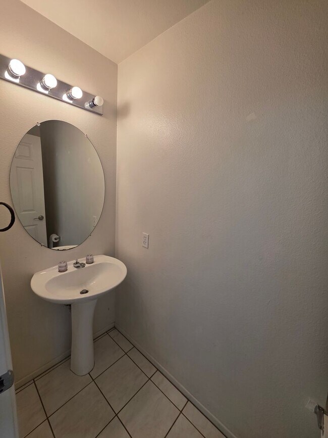 Building Photo - Bright & Spacious Family Home in a Private Gated Community