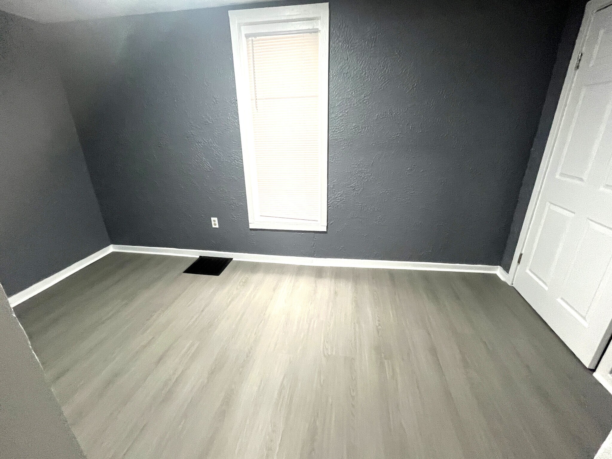 Building Photo - 909 W 17th St