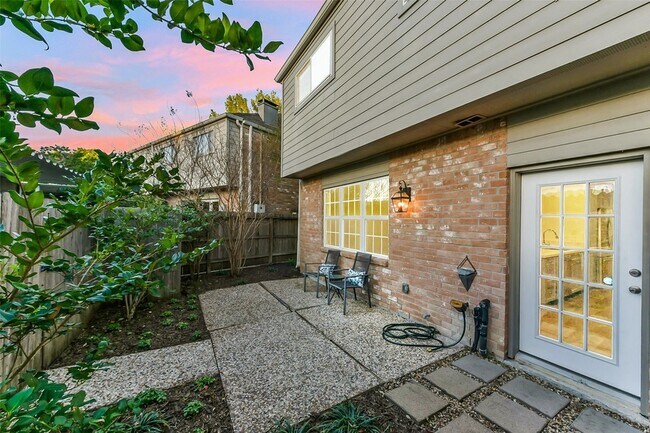 Building Photo - 7505 Brompton St